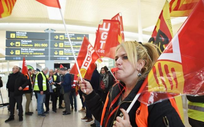 Varias personas protestan durante una concentración de CC.OO. y UGT, en el aeropuerto de Barcelona, a 5 de enero de 2024, en Barcelona, Catalunya / EP Varias personas protestan durante una concentración de CC.OO. y UGT, en el aeropuerto de Barcelona, a 5 de enero de 2024, en Barcelona, Catalunya