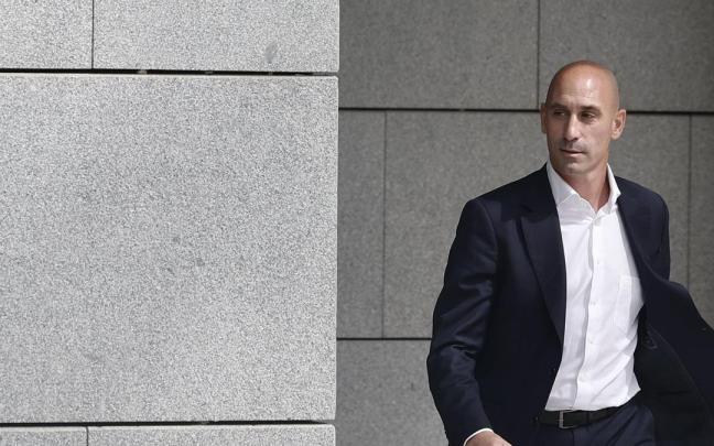 Luis Rubiales a su salida de la Audiencia Nacional. Luis Rubiales a su salida de la Audiencia Nacional.