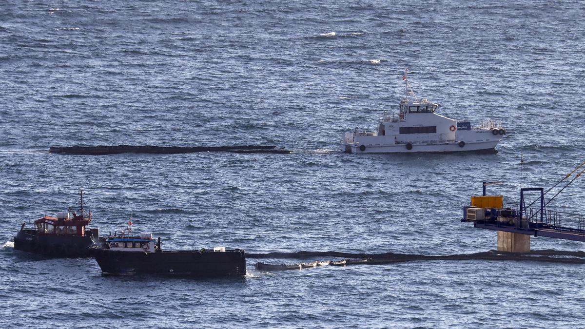 Embarcaciones de limpieza recogiendo el vertido de fuel en la Bahía de Algeciras