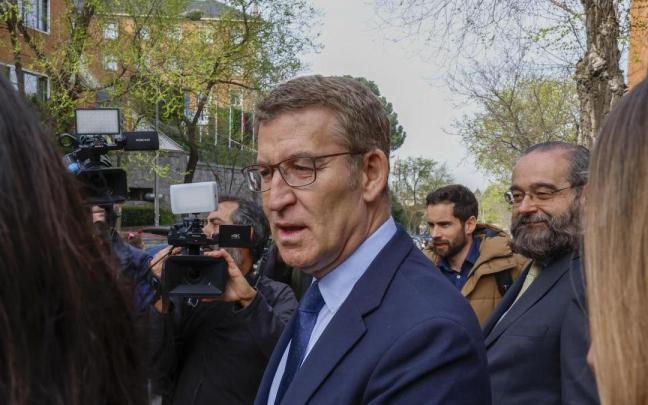 El líder del PP, Alberto Nuñez Feijóo, atiende a los medios de comunicación. / EFE El líder del PP, Alberto Nuñez Feijóo, atiende a los medios de comunicación.