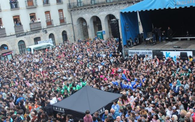 Una abarrotada plaza San Martín en el inicio de las fiestas de 2024.