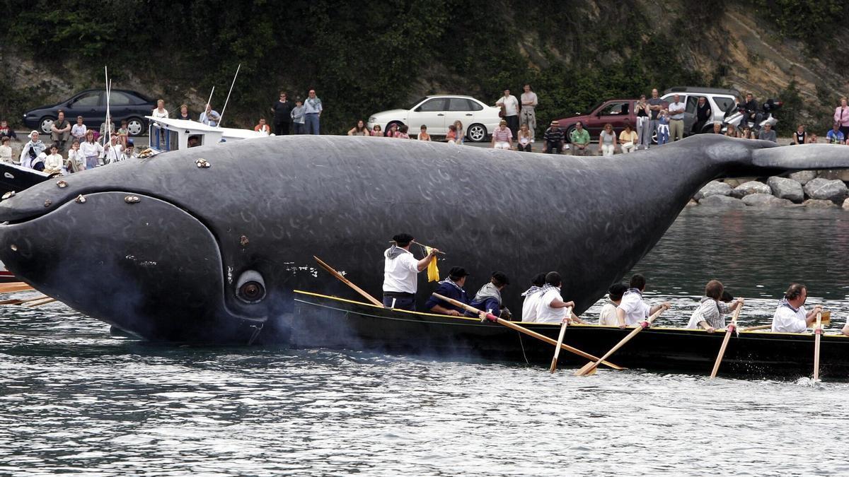 Oriotarras recreando la captura de la ballena de 1901 en una edición anterior de Balearen Eguna.