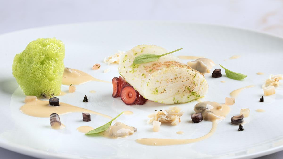 Merluza a la brasa con mermelada de algas, plancton y moluscos al aroma de especias y coco.