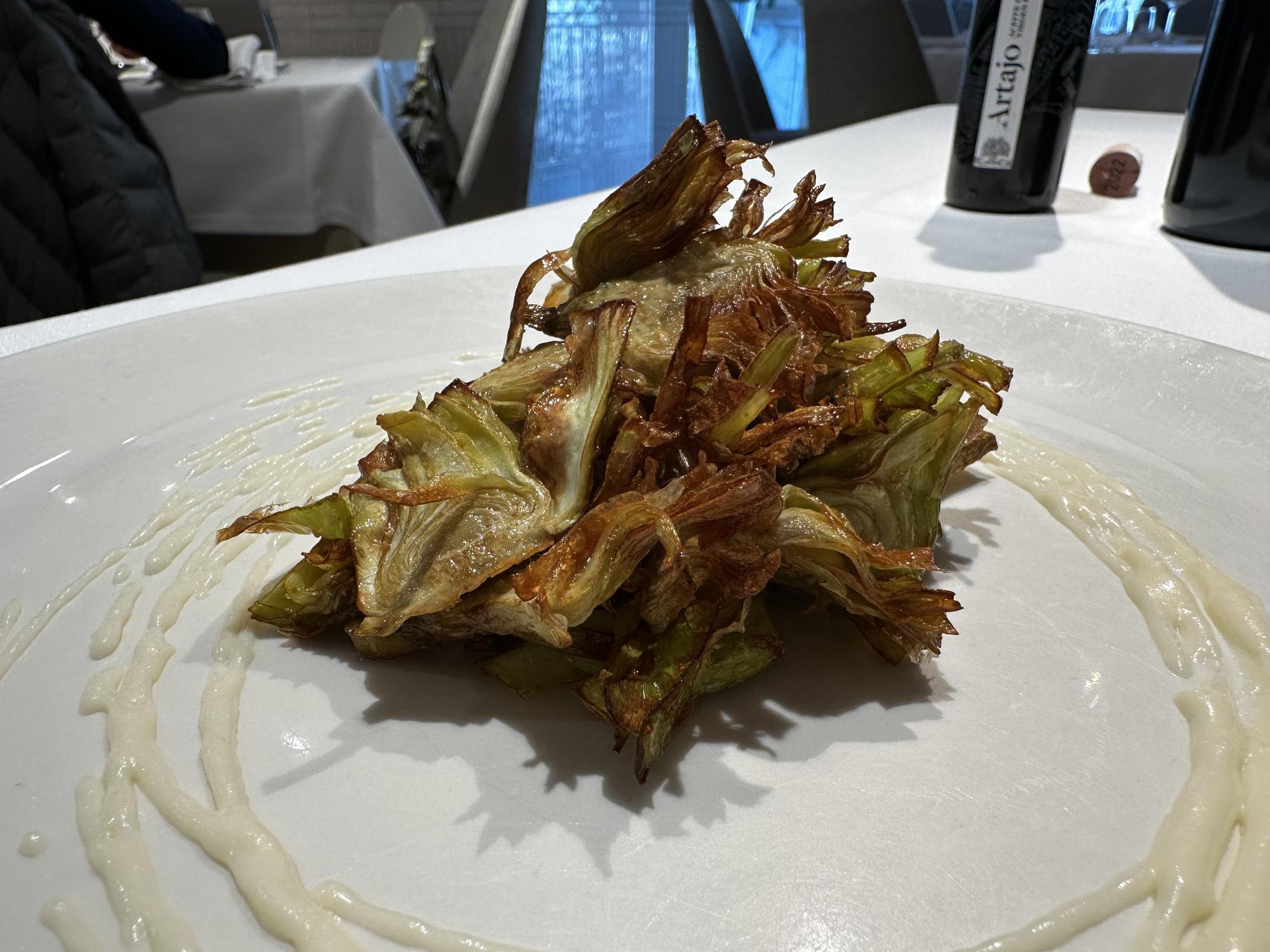 Platos de alcachofas fritas.