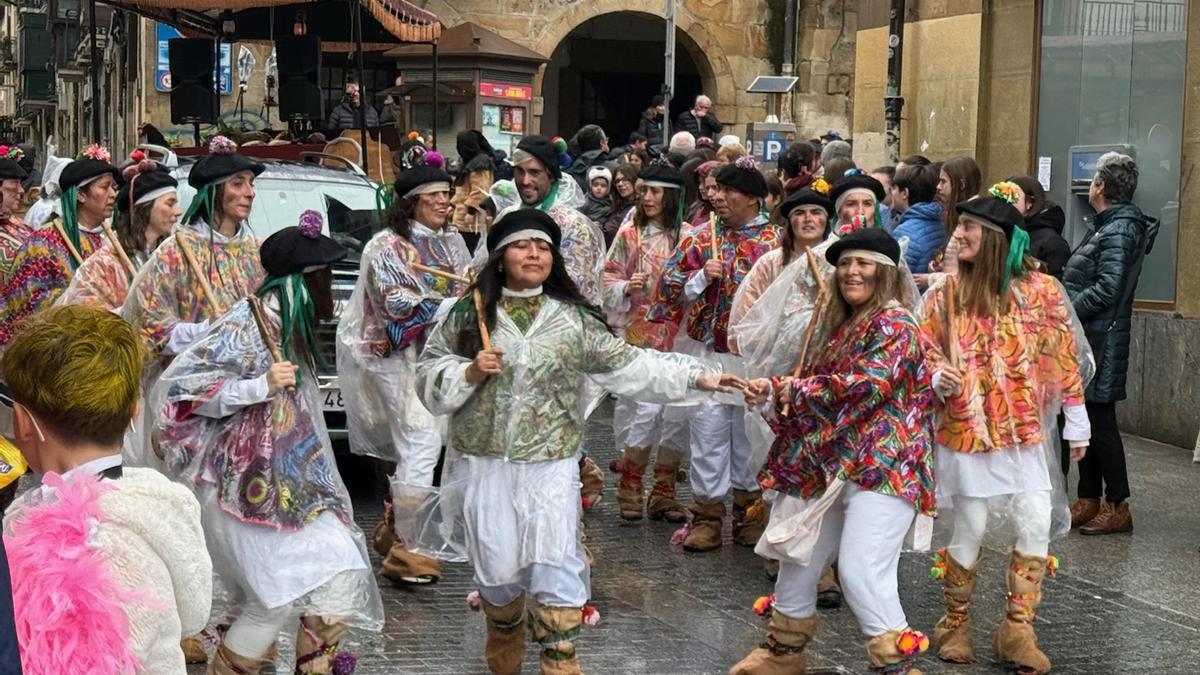 La mascarada oñatiarra se ha echado a la calle, plantando cara a la lluvia.
