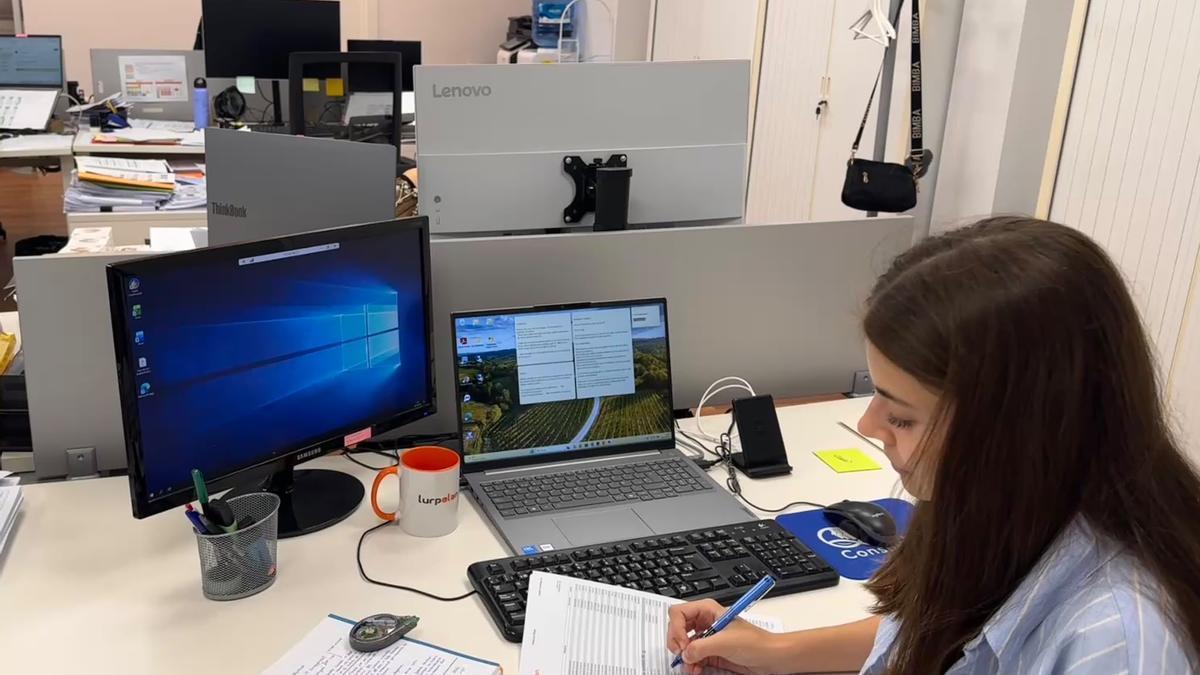 Sofía Zaballa compagina sus estudios de ADE en Mondragon Unibertsitatea con su trabajo en Lurpelan, dentro de su formación dual.