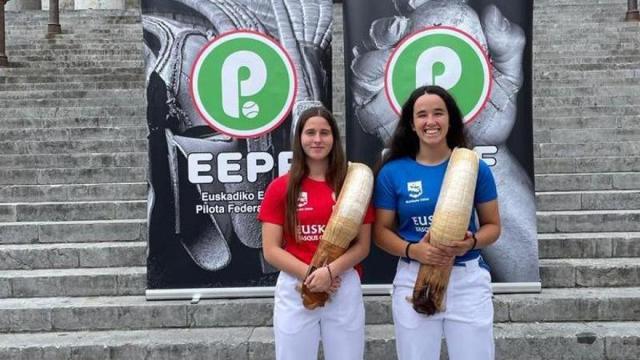 Las puntistas Frida Watkins (de rojo) y Eneritz Lizardi (azul) posan en la presentación del torneo. Las puntistas Frida Watkins (de rojo) y Eneritz Lizardi (azul) posan en la presentación del torneo.