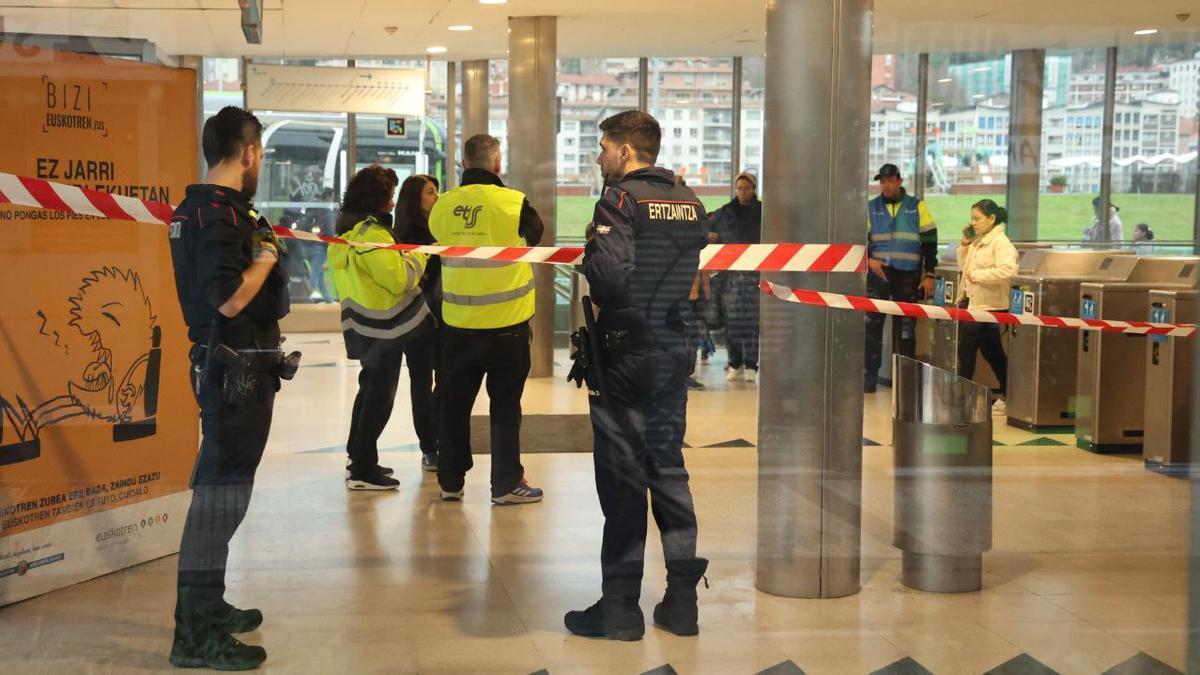 Agentes de la Ertzaintza, en la estación de Topo de Herrera / Iker Azurmendi