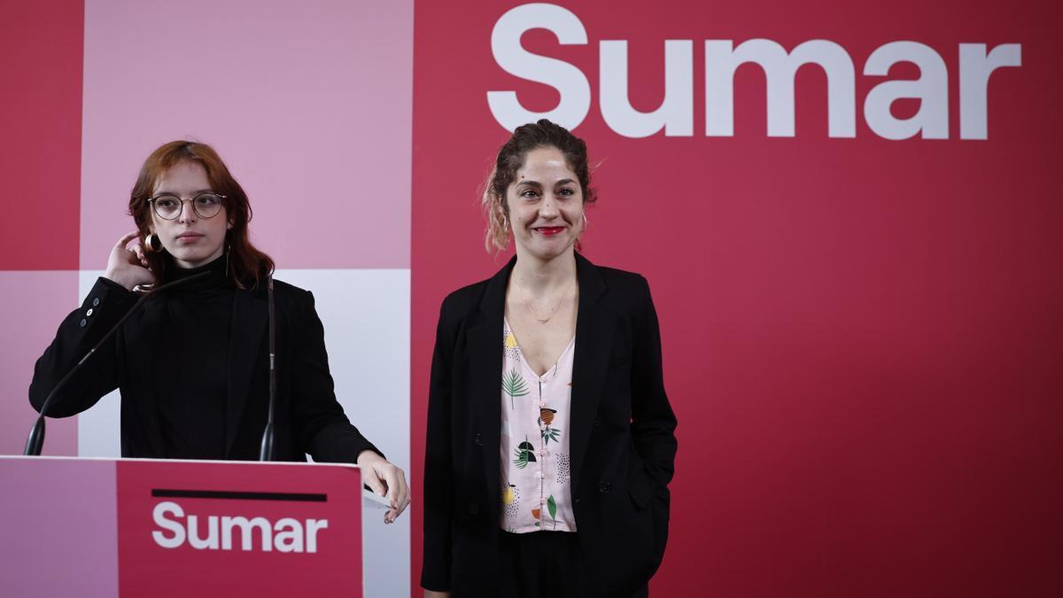 La portavoz de Sumar, Elizabeth Duval (i) junto a la secretaria de organización, Lara Hernández.