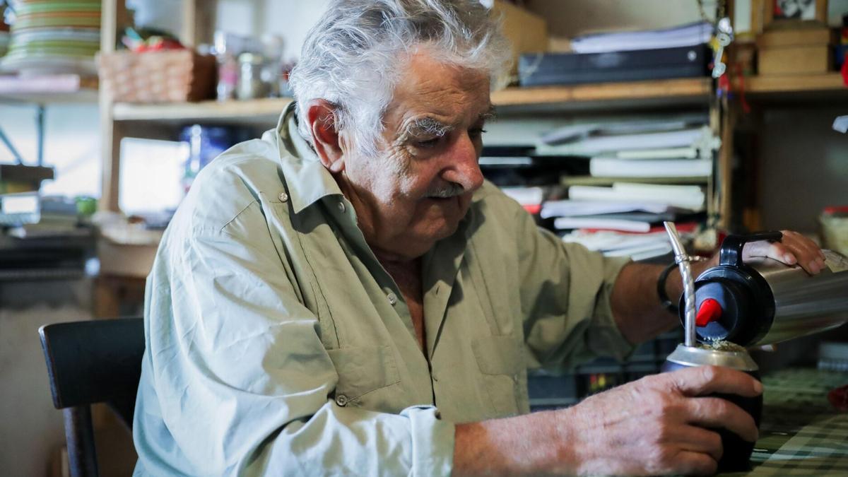 Mújica preparando mate durante una entrevista con Efe en el interior de su casa.