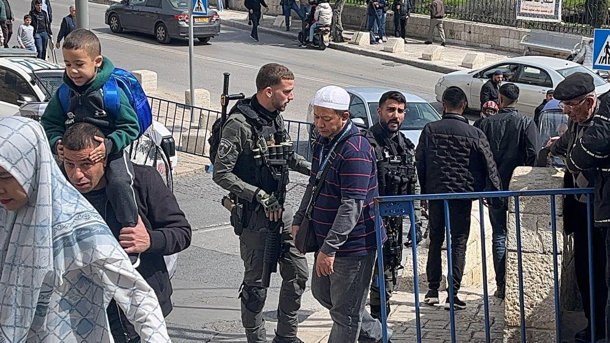 Policías israelíes supervisan la entrada de palestinos a la Explanada de las Mezquitas.