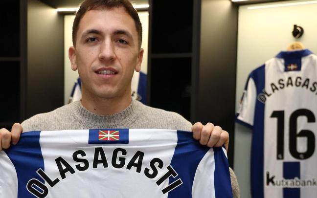 Olasagasti muestra una camiseta con la fecha del final de su nuevo contrato. / RS