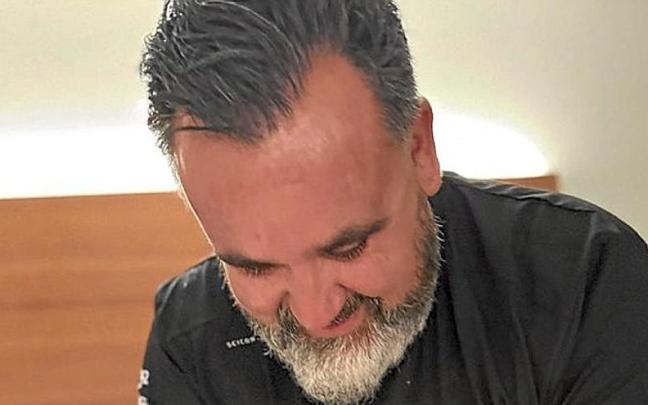 Joseba Elgezabal, masajista del UAE de Almeida. / J.E. Joseba Elgezabal, masajista del UAE de Almeida.