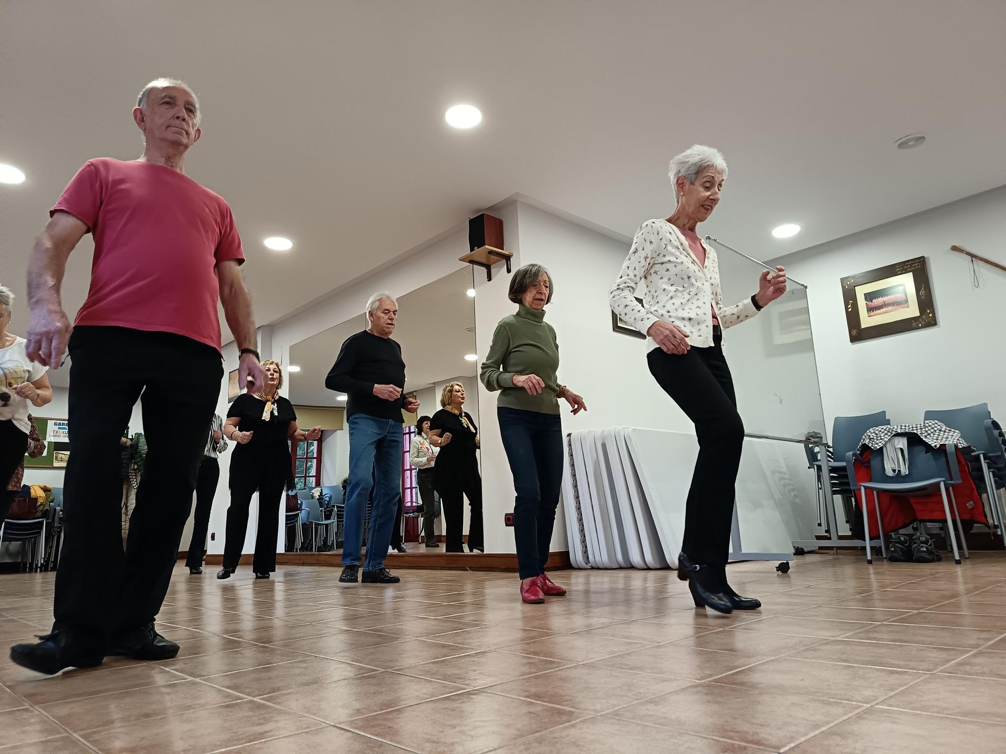 El grupo que guía Kontxi Puertas (primera, a la derecha).