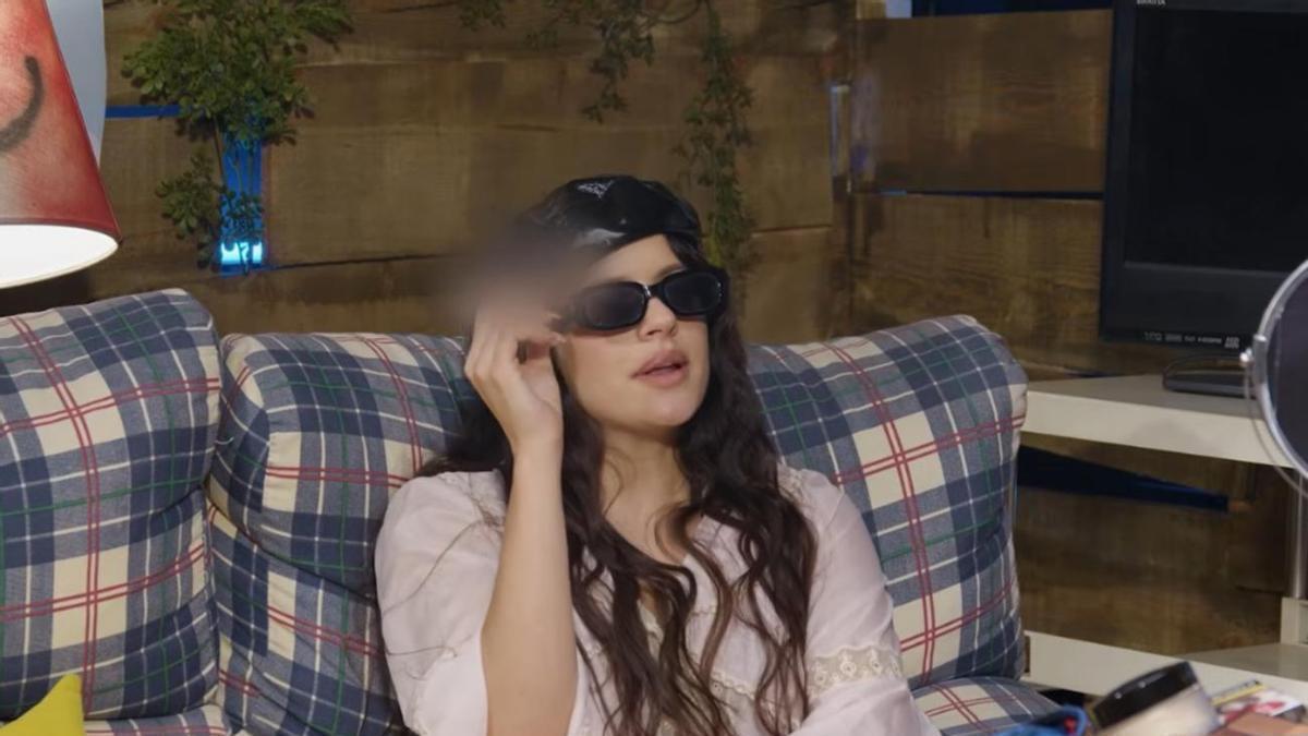 Rosalía fumando