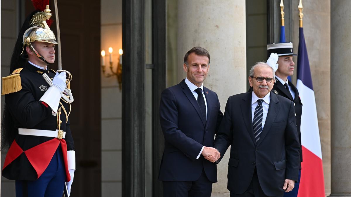 El presidente francés Emmanuel Macron (izq.) recibió el pasado abril al primer ministro libanés Nawaf Salam.