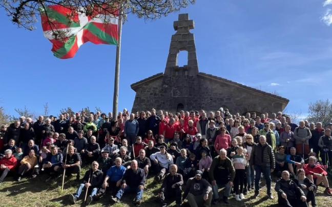 El presidente del EBB del PNV, Andoni Ortuzar, sube al monte Bizkargi, junto a afliados del PNV,