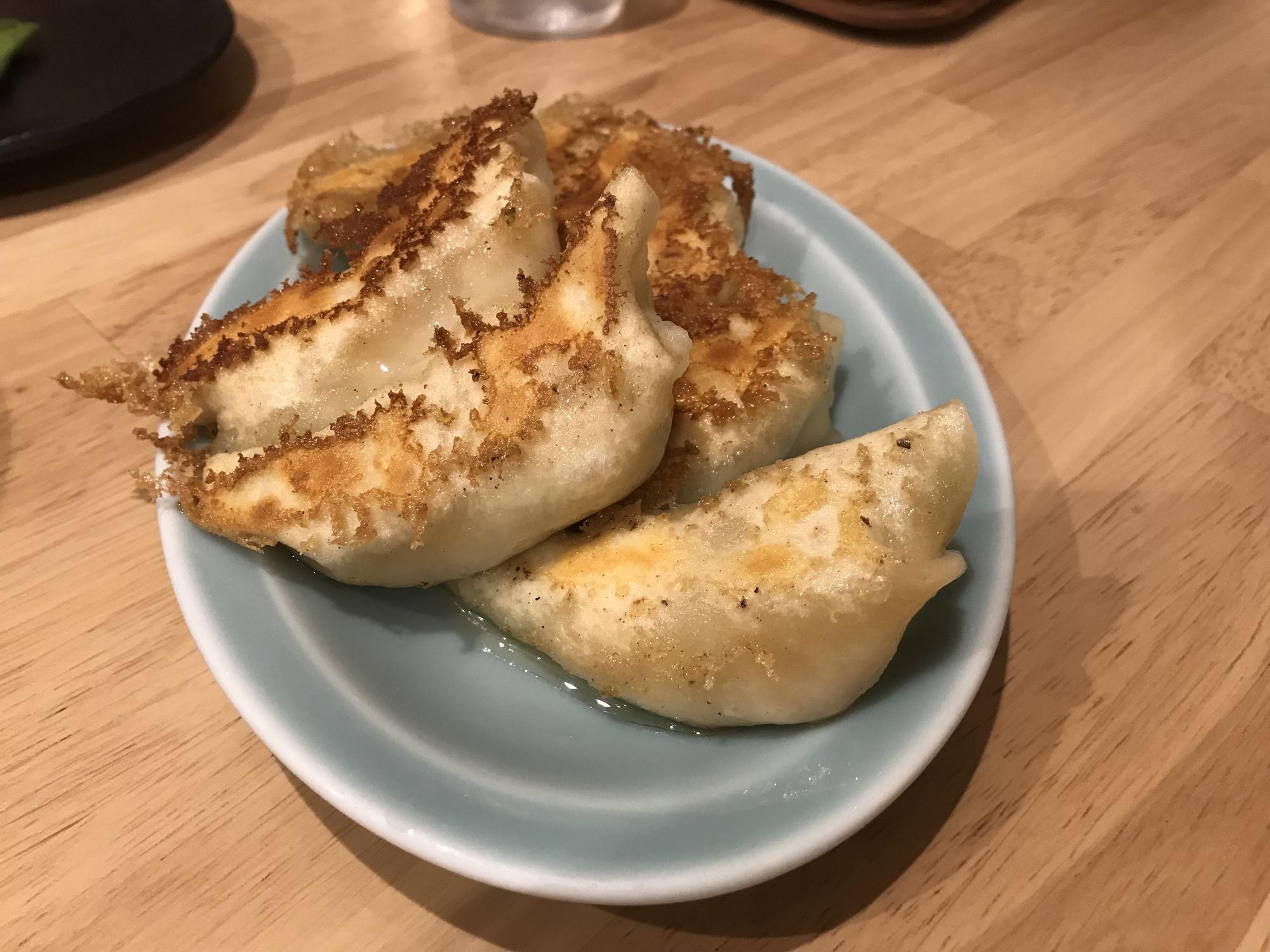 Las gyozas japonesas heredan esa influencia de las jiaozi chinas.