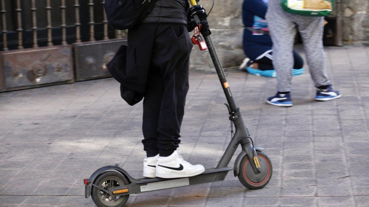 Una persona en patinete eléctrico