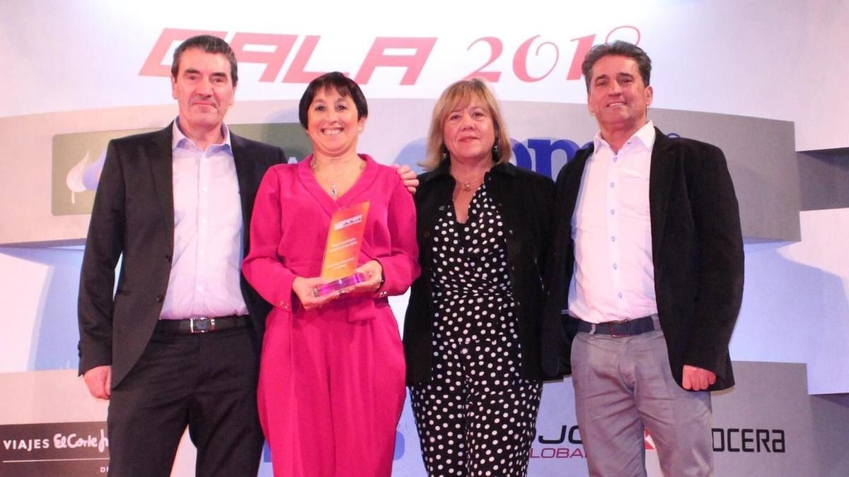 Pablo Arnedo, Izaskun Zubiaur, Anabel Landa y Josu Hernández, recogiendo uno de los premios.