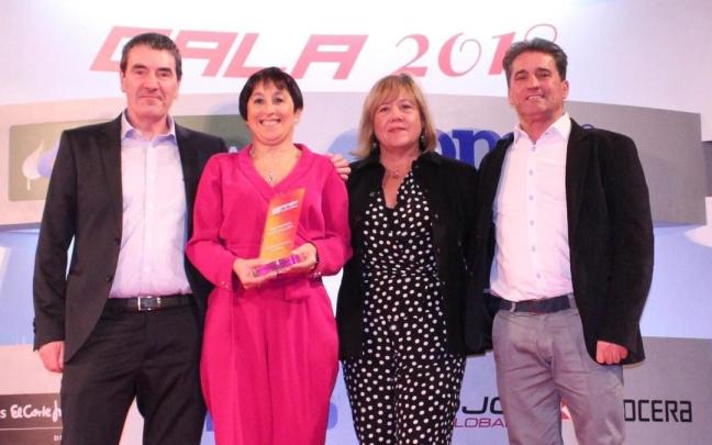 Pablo Arnedo, Izaskun Zubiaur, Anabel Landa y Josu Hernández, recogiendo uno de los premios. Pablo Arnedo, Izaskun Zubiaur, Anabel Landa y Josu Hernández, recogiendo uno de los premios.
