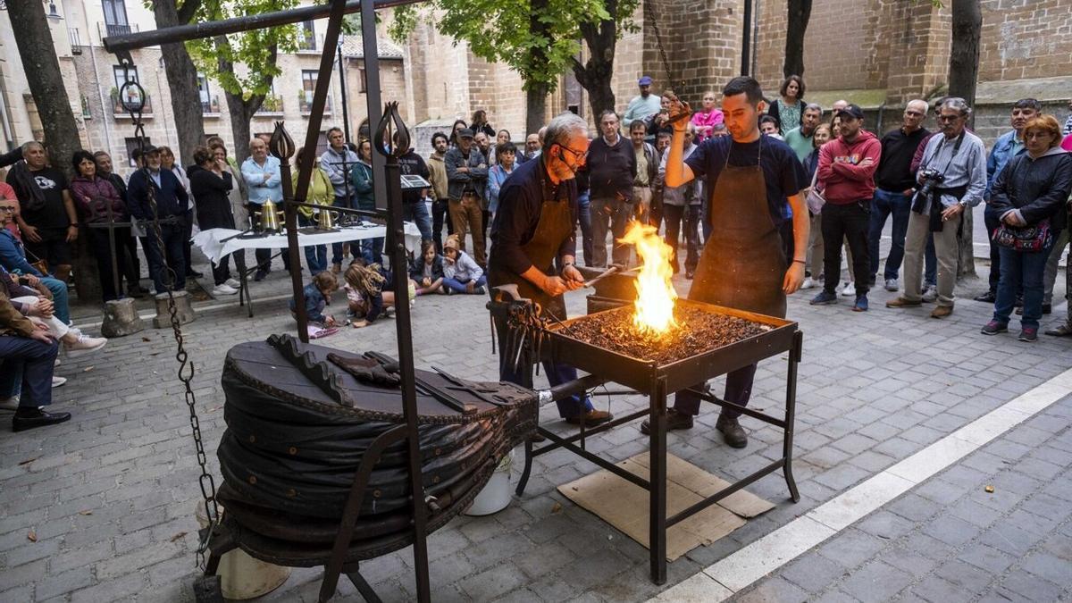 Exhibición de forja de Pedro Mancho y su hijo Jon en la plaza de San José de Pamplona