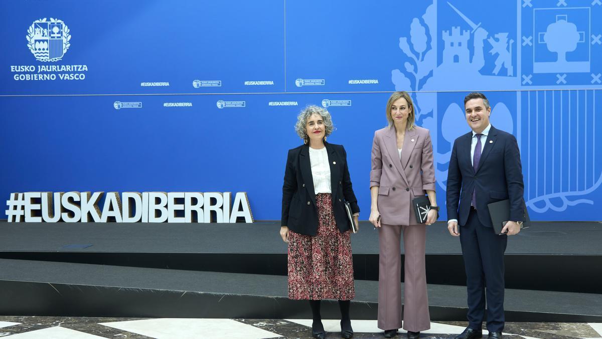 La portavoz María Ubarretxena, la vicepresidenta primera y consejera de Cultura y Política Lingüística, Ibone Bengoetxea, y el consejero de Industria, Transición Energética y Sostenibilidad, Mikel Jauregi.