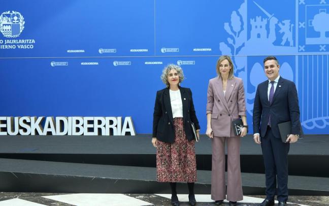 La portavoz María Ubarretxena, la vicepresidenta primera y consejera de Cultura y Política Lingüística, Ibone Bengoetxea, y el consejero de Industria, Transición Energética y Sostenibilidad, Mikel Jauregi.