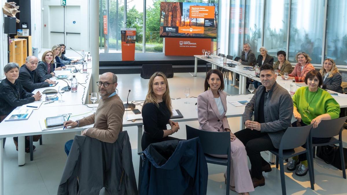 Las personas que han tomado parte en la Mesa de Turismo.