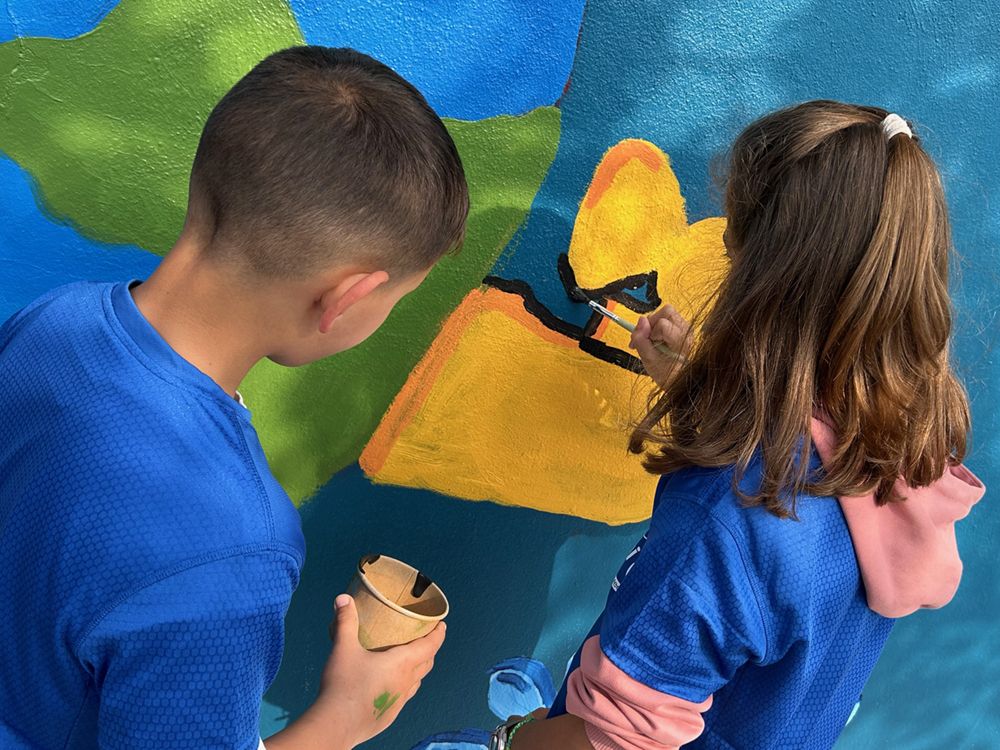 Escolares de Aresketa Ikastola pintando el mural
