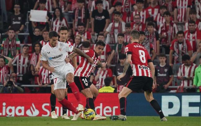 Dani García lucha por el balón Dani García lucha por el balón