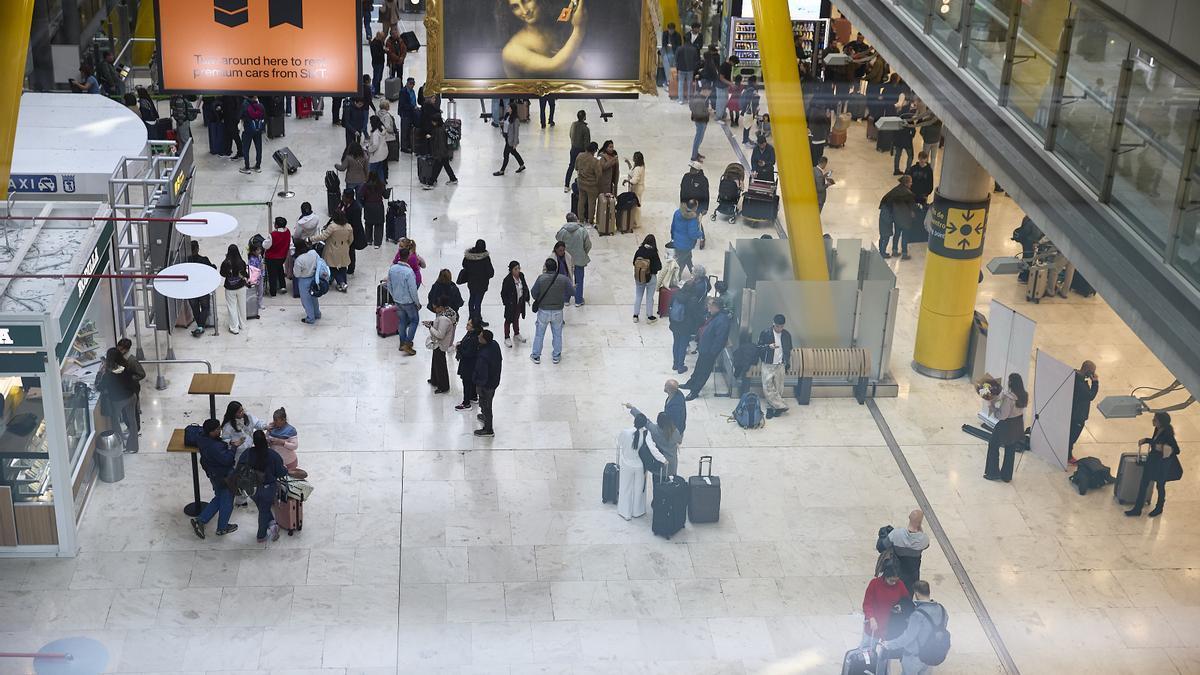 Las compañías aéreas acusan la subida de precios de los combustibles.