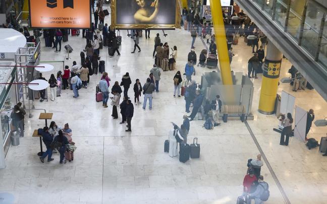 Las compañías aéreas acusan la subida de precios de los combustibles.