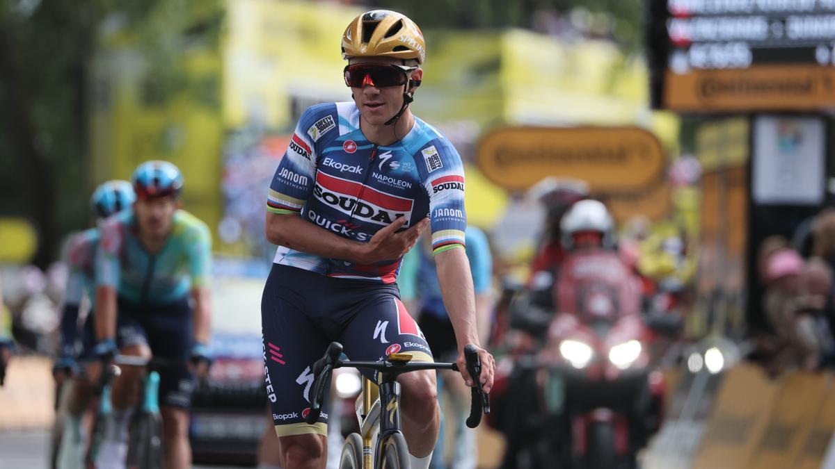 Remco Evenepoel, que se fue al suelo, a su llegada a meta.