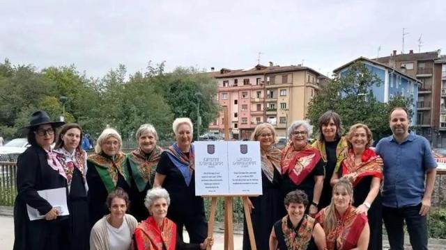 Participantes en el acto de renombramiento del puente.