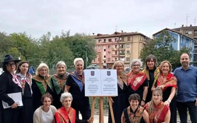 Participantes en el acto de renombramiento del puente.
