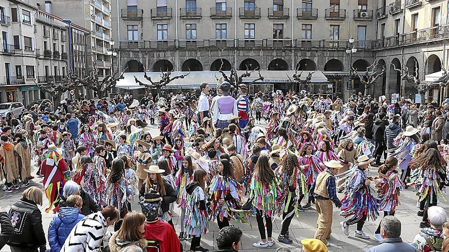 Alumnos y alumnas de la Ikastola Gercés de los Fayos realizan los bailes del carnaval rural en la Plaza Francisco de Navarra.