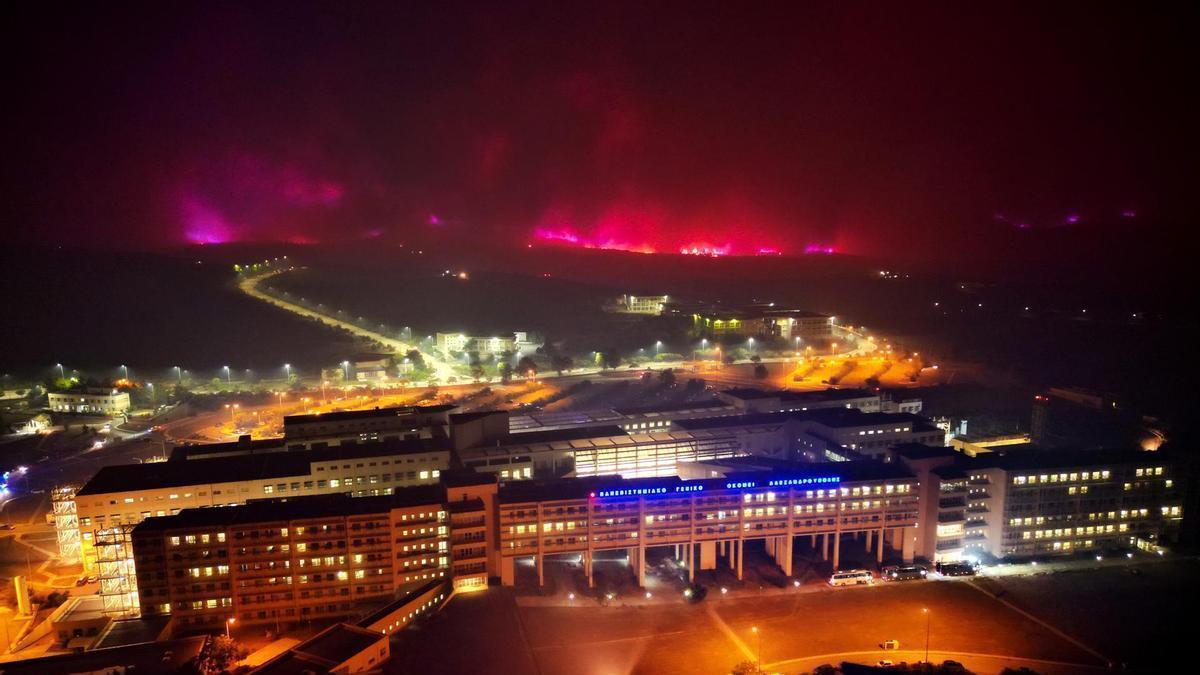 Vista aérea tomada con un dron del incendio acercándose al Hospital General de Alexandroupolis, en Grecia.