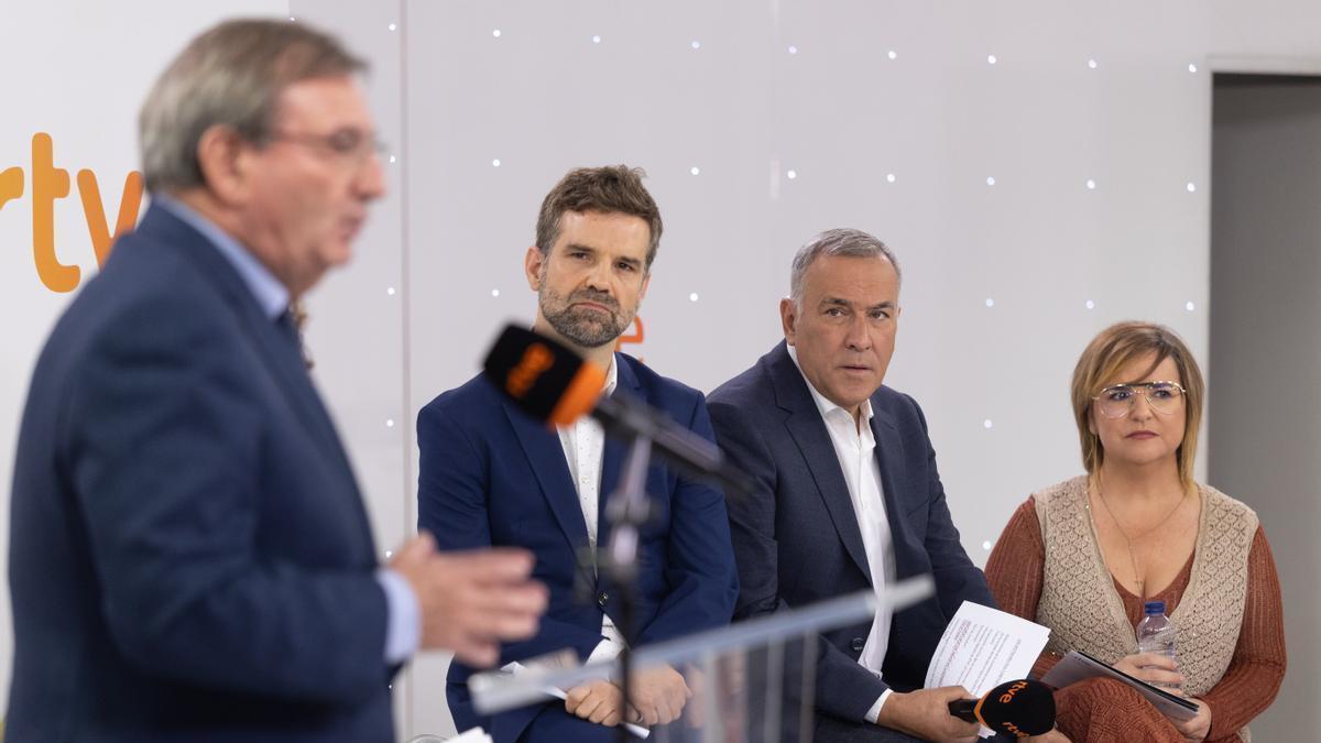 El director de Informativos de TVE, Jon Aritzmuño, la directora de Contenidos Digitales Informativos de RTVE, Pilar Bernal y el periodista Xabier Fortes, durante la Firma del convenio de colaboración entre RTVE y la Secretaría de Estado de