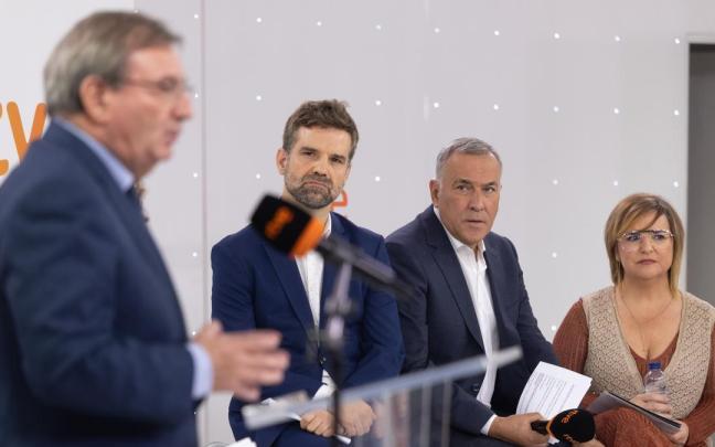 El director de Informativos de TVE, Jon Aritzmuño, la directora de Contenidos Digitales Informativos de RTVE, Pilar Bernal y el periodista Xabier Fortes, durante la Firma del convenio de colaboración entre RTVE y la Secretaría de Estado de