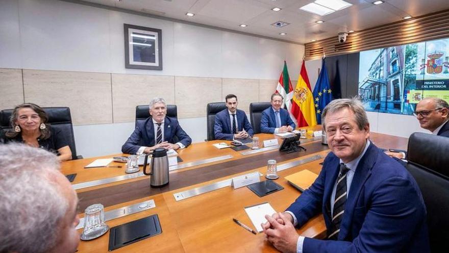El consejero de Seguridad, Bingen Zupiria, en la Junta de Seguridad de 2024 con el ministro Fernando Grande-Marlaska