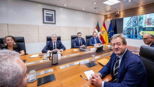 El consejero de Seguridad, Bingen Zupiria, en la Junta de Seguridad de 2024 con el ministro Fernando Grande-Marlaska