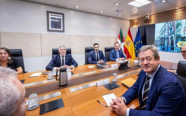 El consejero de Seguridad, Bingen Zupiria, en la Junta de Seguridad de 2024 con el ministro Fernando Grande-Marlaska