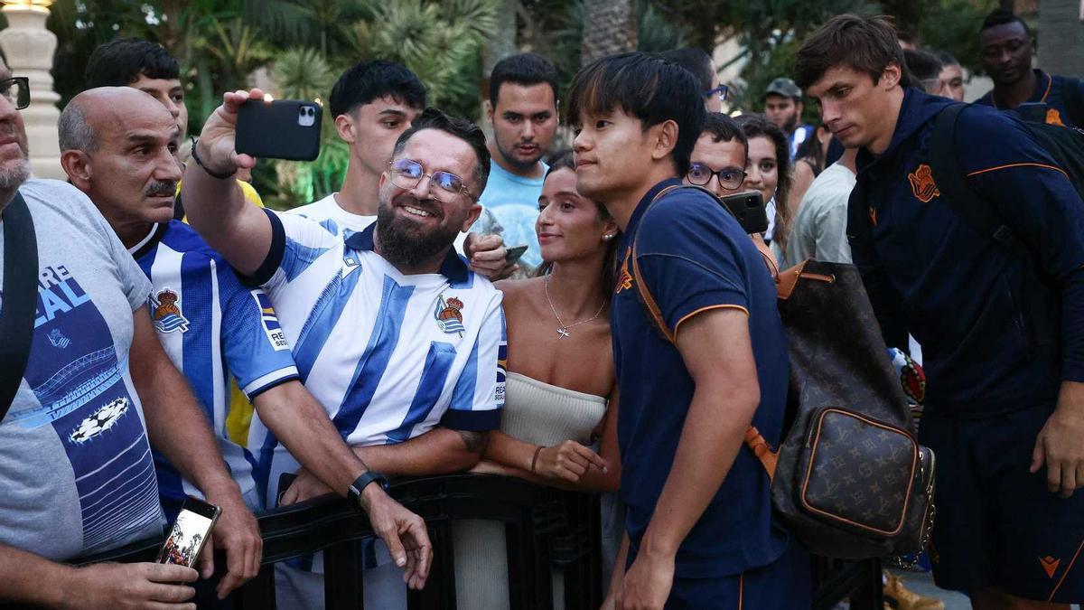 Take Kubo se fotografía con unos aficionados en la puerta del hotel realista en Las Palmas. / REAL SOCIEDAD