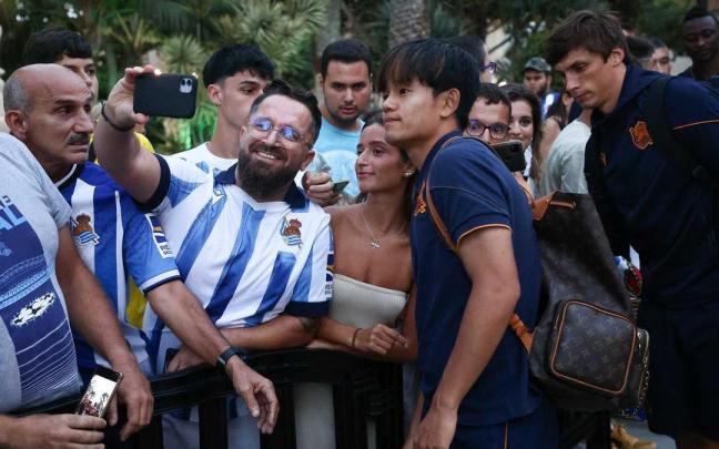 Take Kubo se fotografía con unos aficionados en la puerta del hotel realista en Las Palmas. / REAL SOCIEDAD
