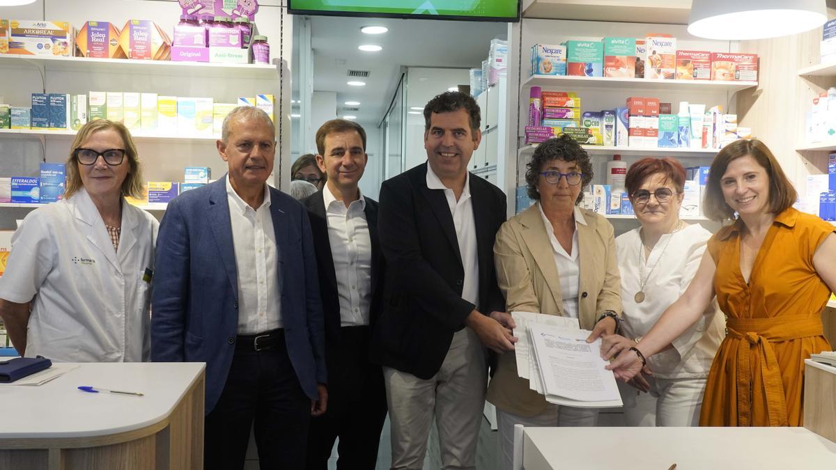 A la firma del acuerdo han asistido el viceconsejero de Administración y Financiación Sanitarias, Aritz Uriarte; la directora general de Osakidetza, Lore Bilbao y el director de Farmacia del Gobierno Vasco, Iñaki Betolaza, entre otros.