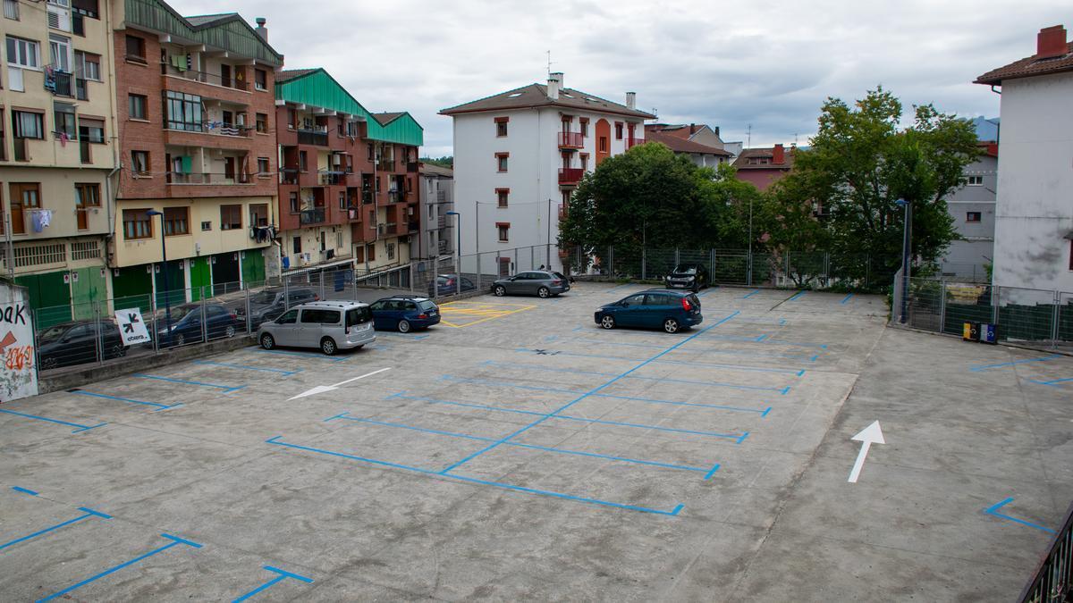 Aparcamiento ubicado en la parte trasera del euskaltegi municipal.