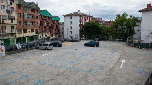 Aparcamiento ubicado en la parte trasera del euskaltegi municipal.
