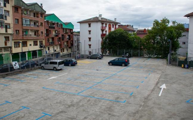 Aparcamiento ubicado en la parte trasera del euskaltegi municipal.