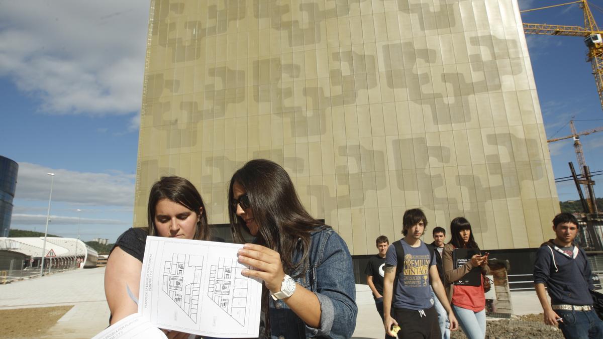 Varias universitarias consultan unos apuntes frente a la Escuela de Ingeniería de la UPV/EHU.